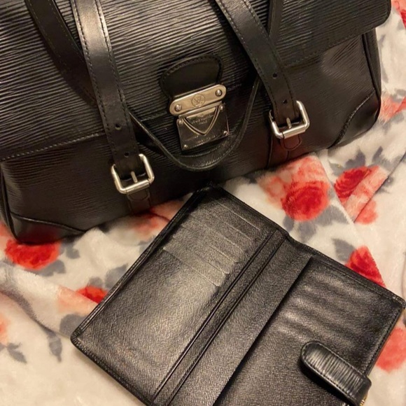 Louis Vuitton Black Epi Segur Mm - Picture 4 of 10